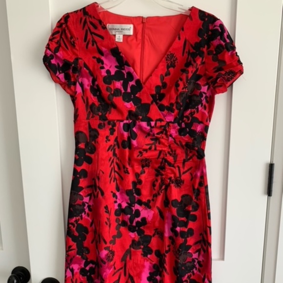 Donna Ricco Red v-neck fitted red dress - Picture 1 of 3